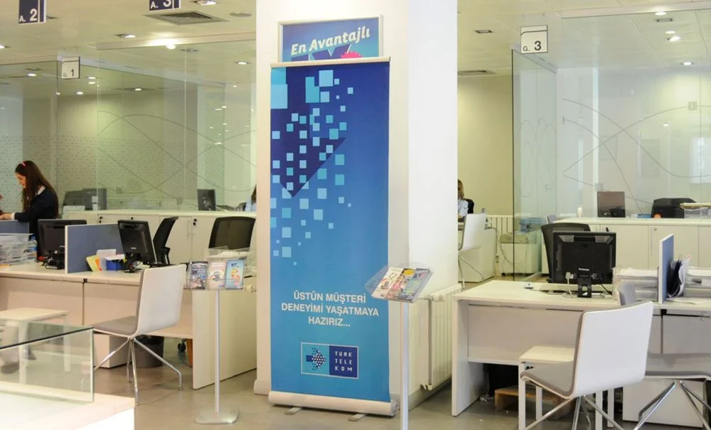 Smart Roll Banner with Adjustable Height in an office setting