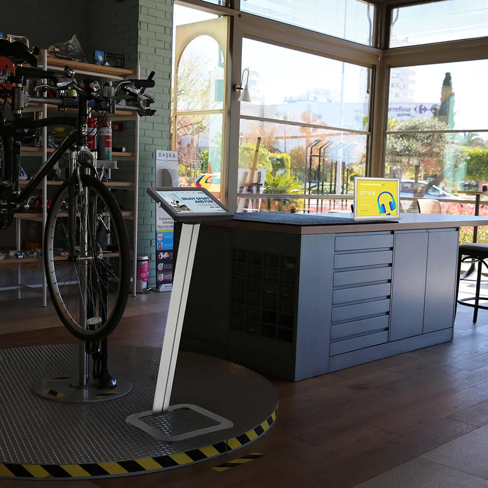 slide-in-frame-in-graphic Counter Slide in Frame in silver in a bicycle shop