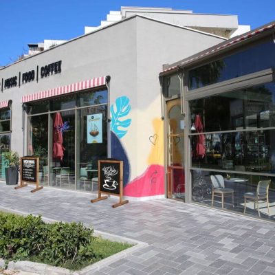 maki-freestanding-wind-resistant-chalkboard outside of a cafe