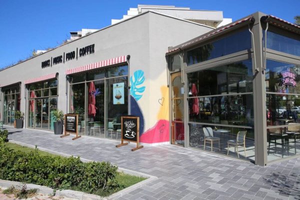 maki-freestanding-wind-resistant-chalkboard outside of a cafe