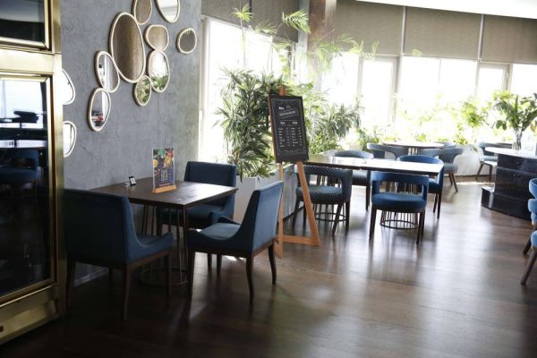 wood-portable-easel-canvas in a cafe