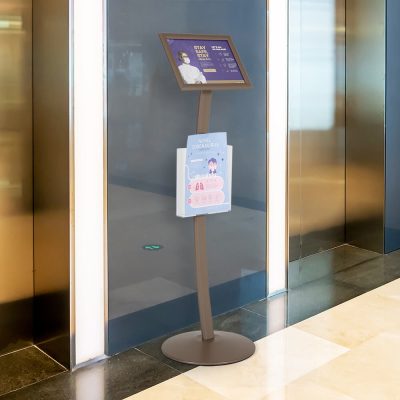 Pedestal sign holder between two elevators