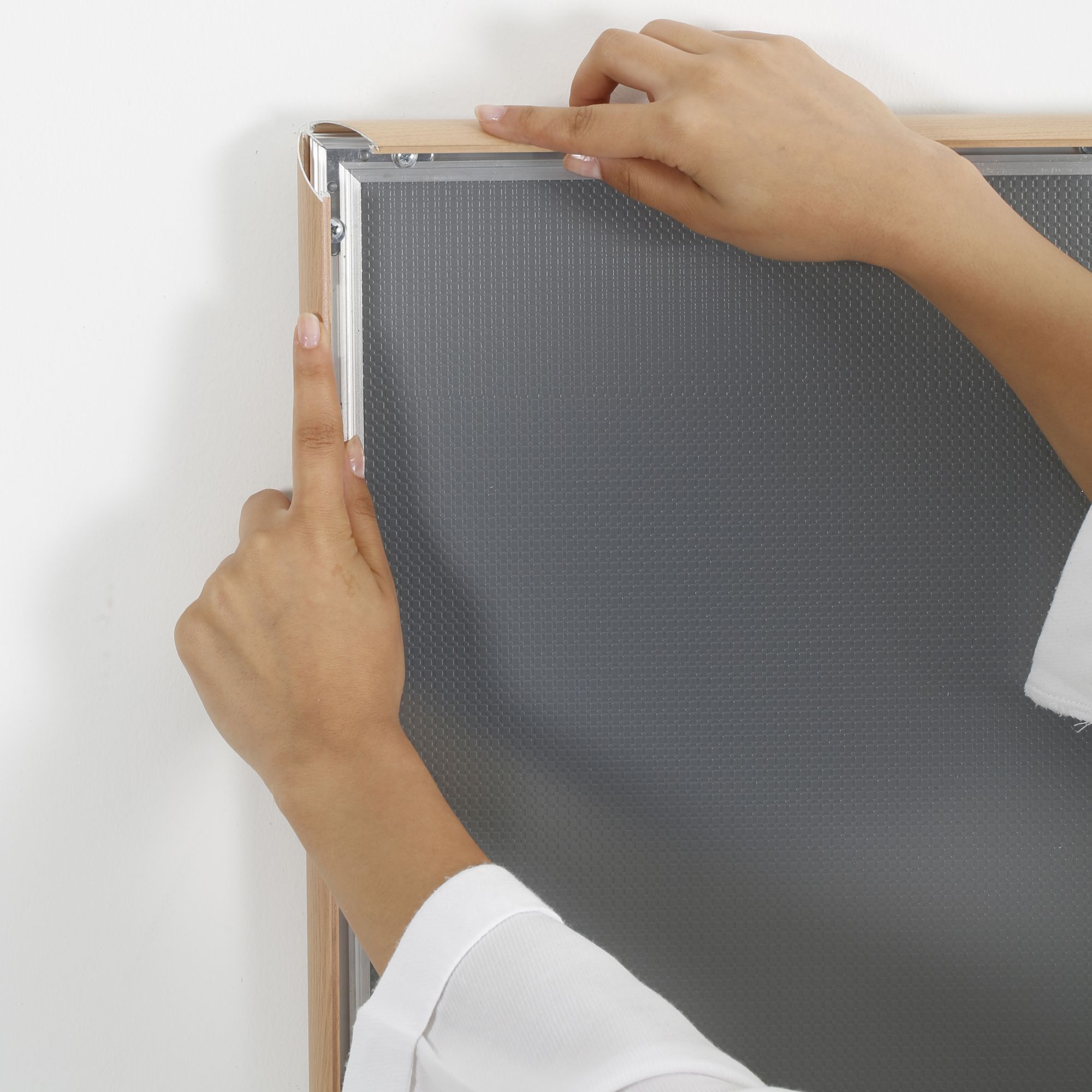 snap-frame-wood-8_5x11inch-aluminum-silver-1inch-profile-ucn255w181-4